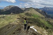 58 In ripida tormentata discesa dal Sodadura sulla cresta della dorsale nord-est con vista in Cima di Piazzo e Zuccone Campelli